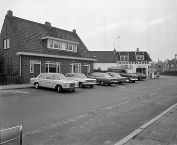 58667 Gezicht op de voorgevels van de huizen Houtensepad 47-49 te Utrecht. Op de achtergrond het tankstation Lunetten ...